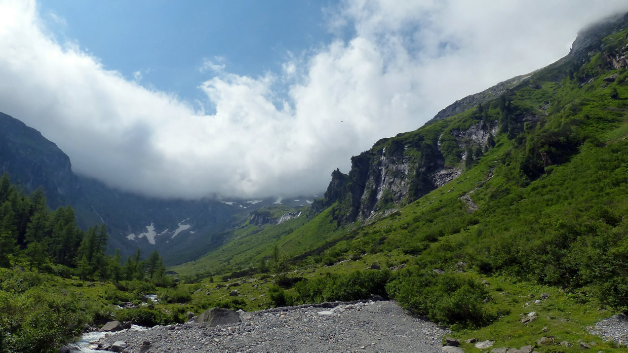 Föhnmauer am Alpenhauptkamm bewirkt unterschiedliches Wetter vor und nach dem Tunnel